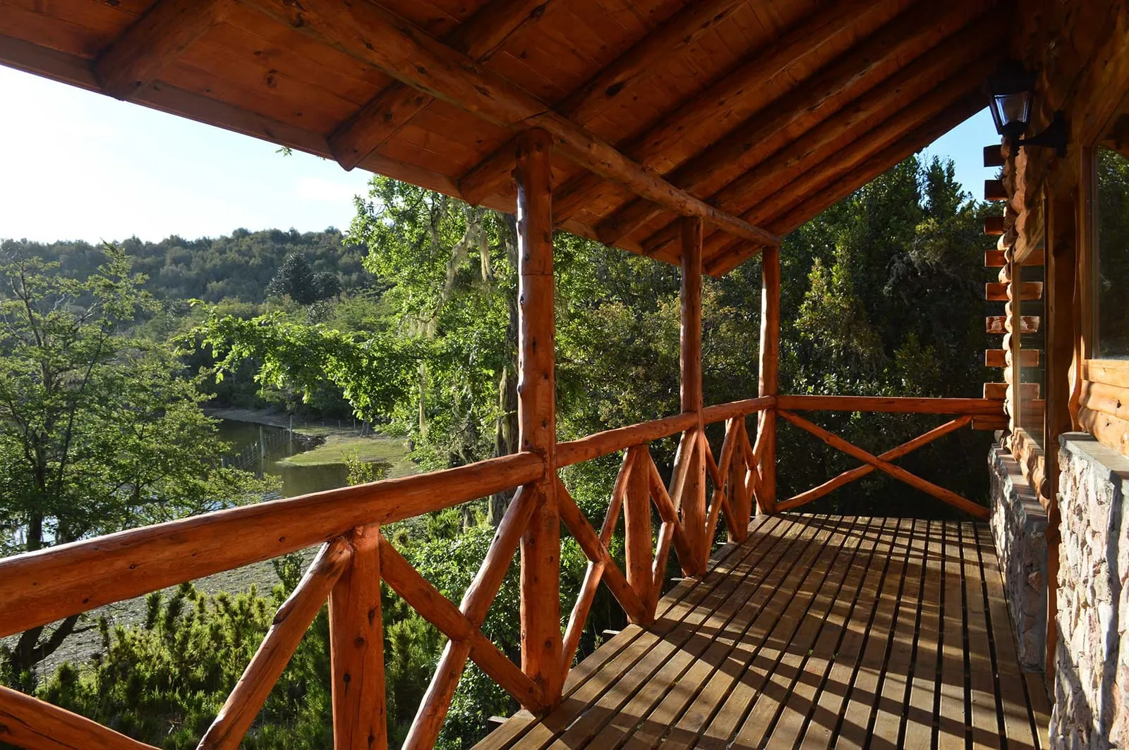 Galería techada de la Cabaña 4 con vista al lago