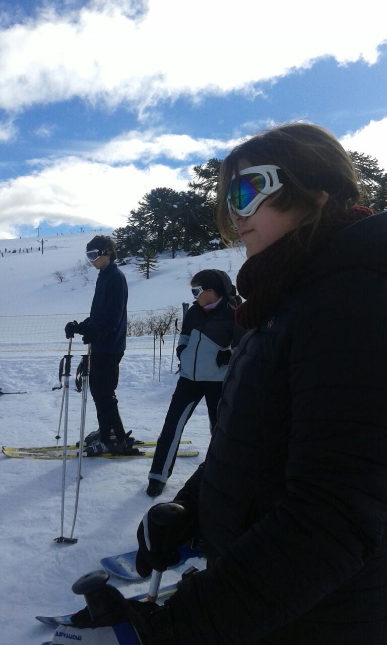 Grupo de personas con esquís sobre la nieve