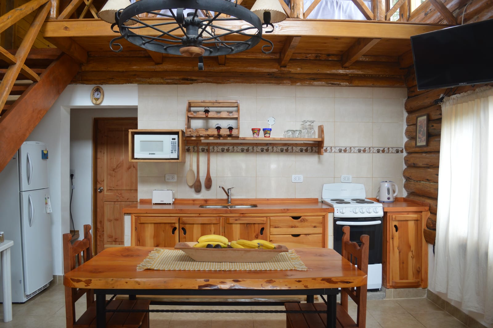 Cocina comedor con mesa de madera.