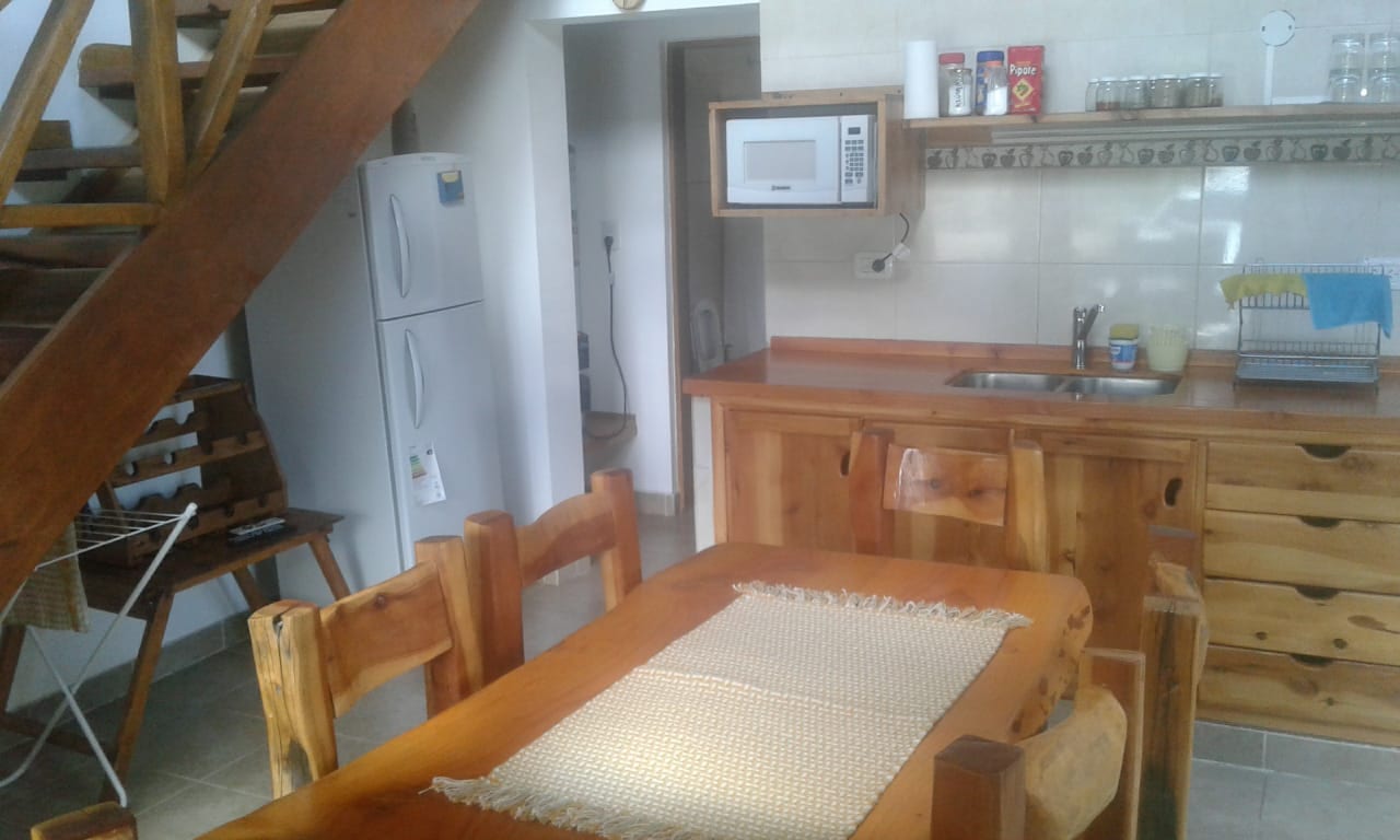 Cocina comedor junto a la escalera al altillo.