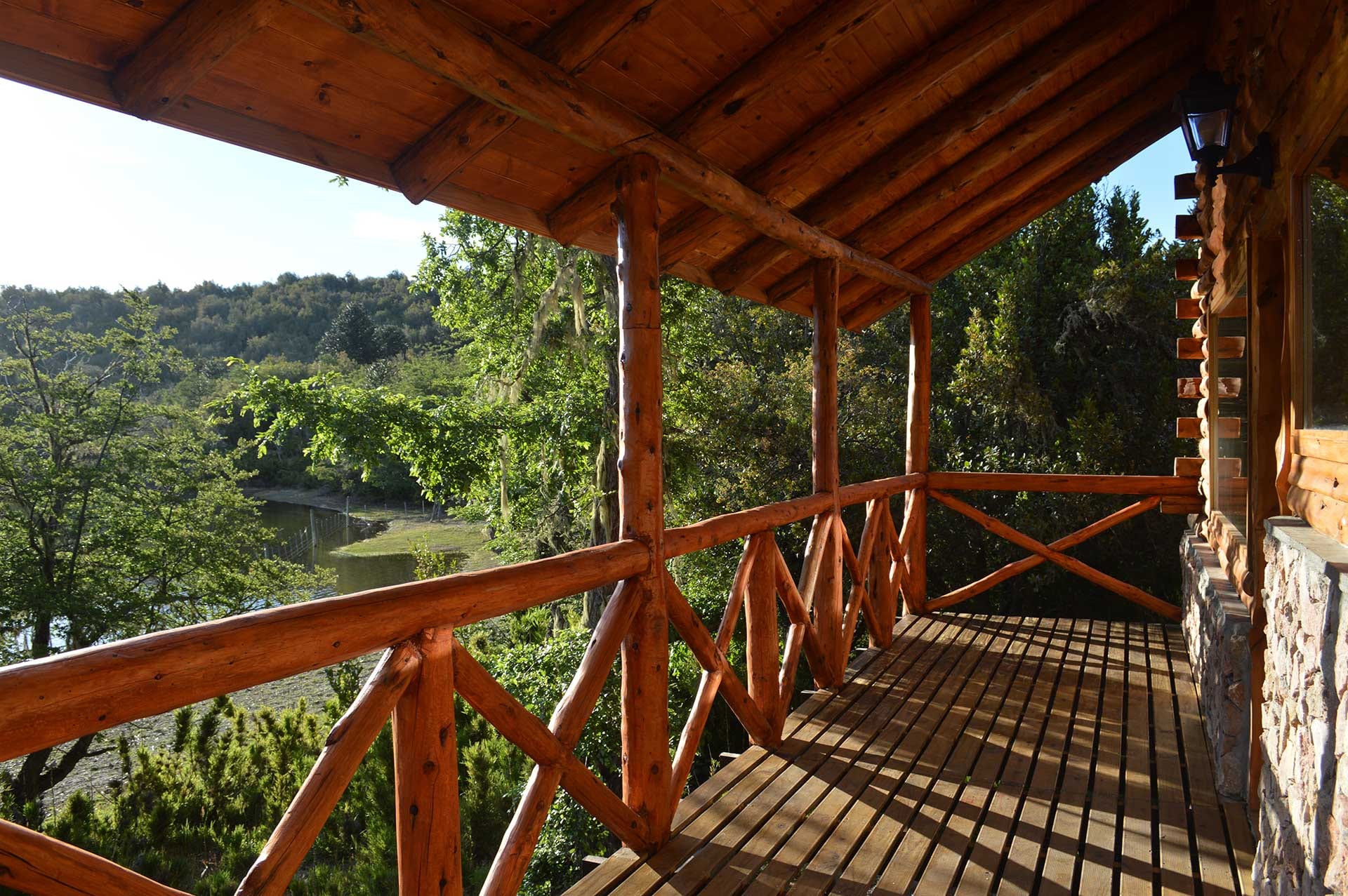 Galería techada con vista al lago.