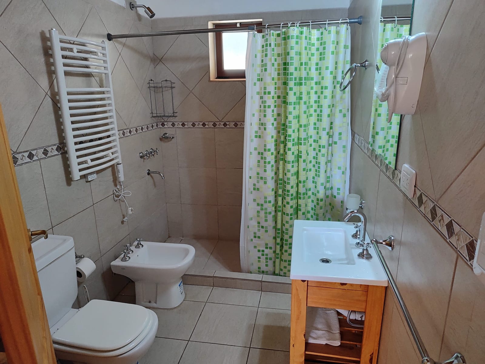 Baño con ducha y cortina verde.