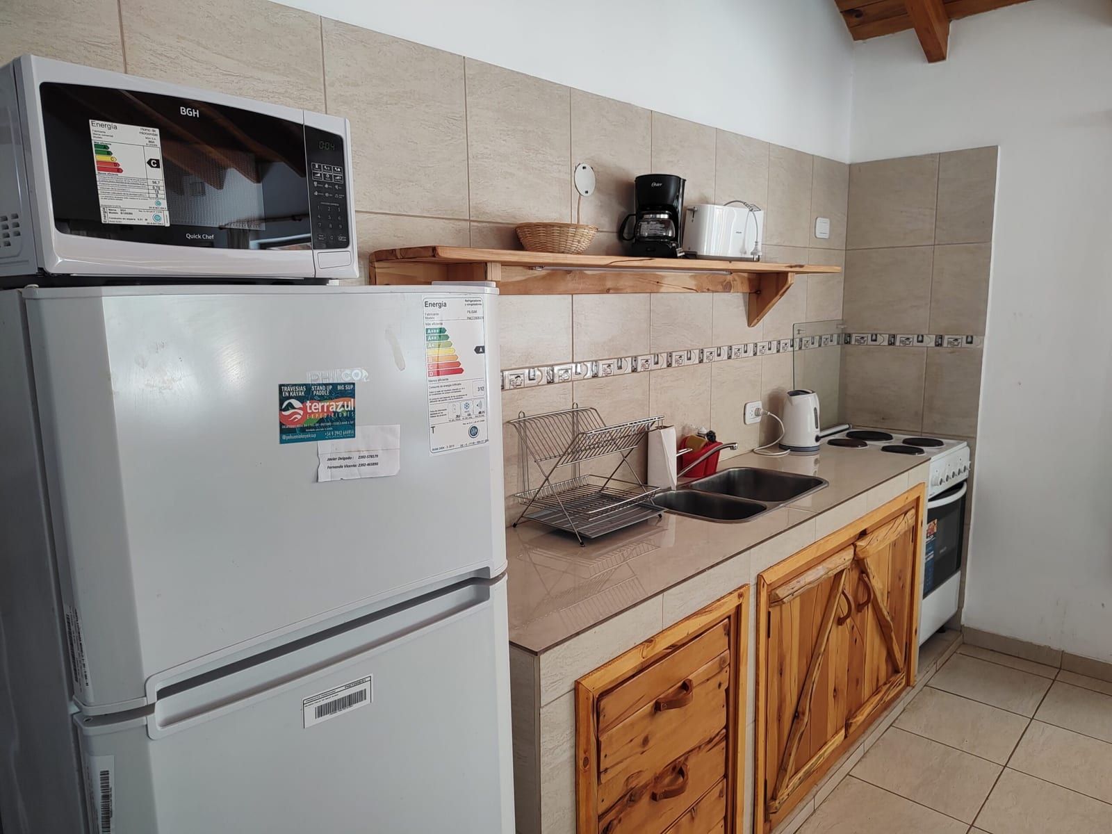 Cocina con heladera y microondas.