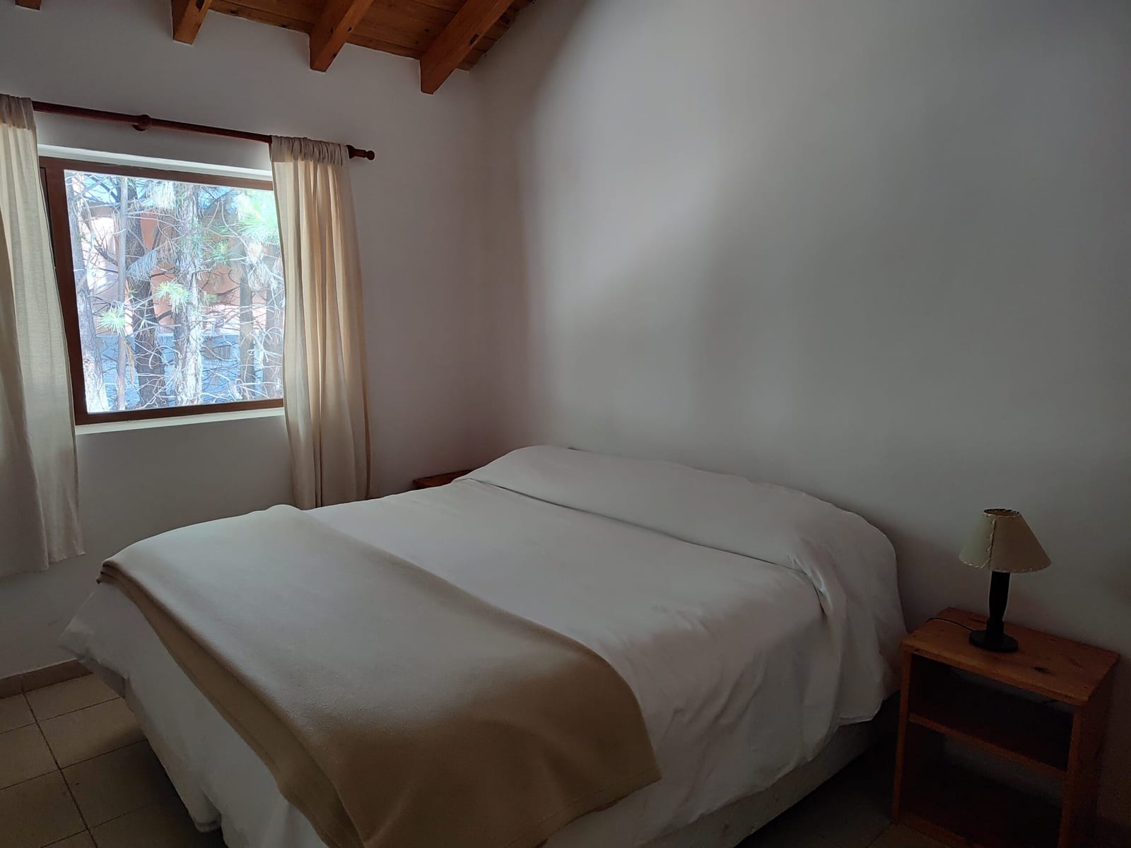Dormitorio con cama doble.