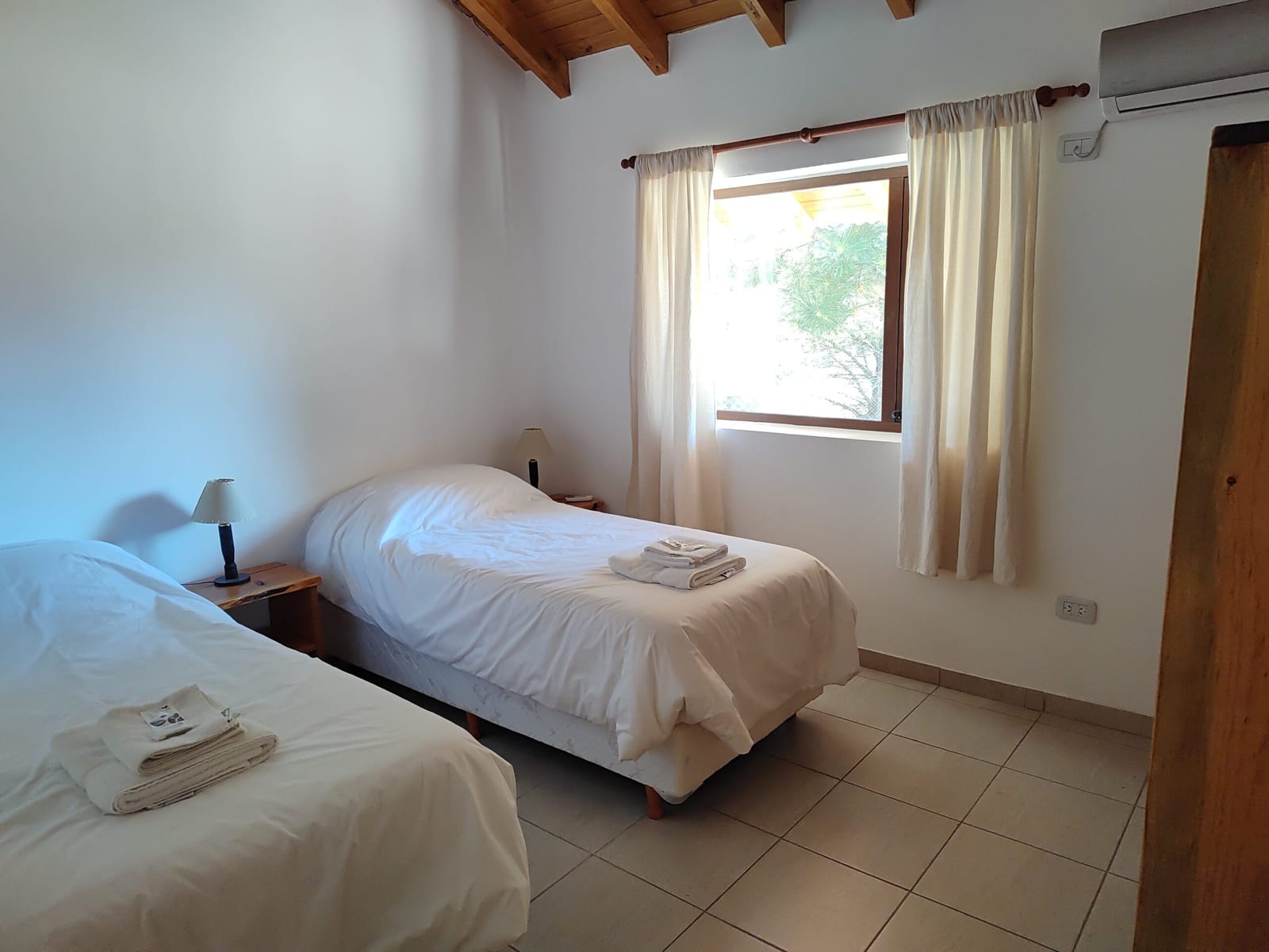 Dormitorio con dos camas individuales.
