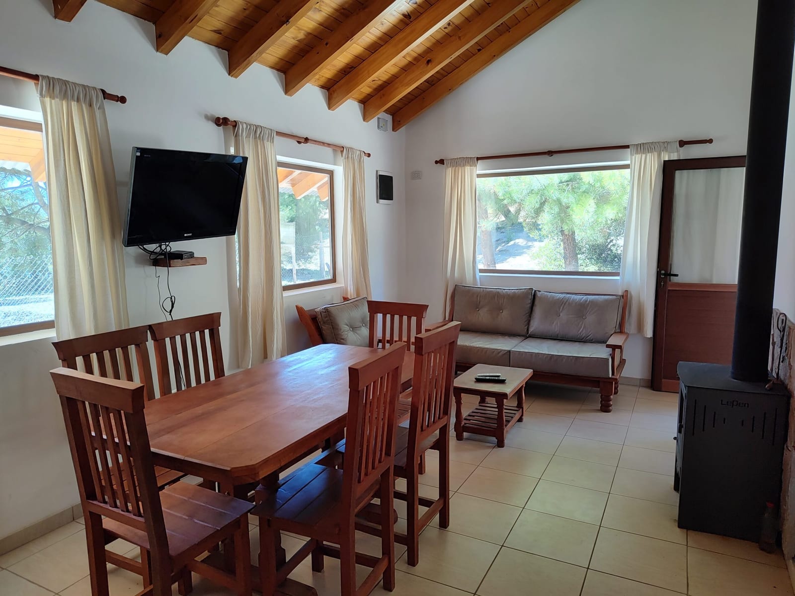 Living comedor con mesa de madera.