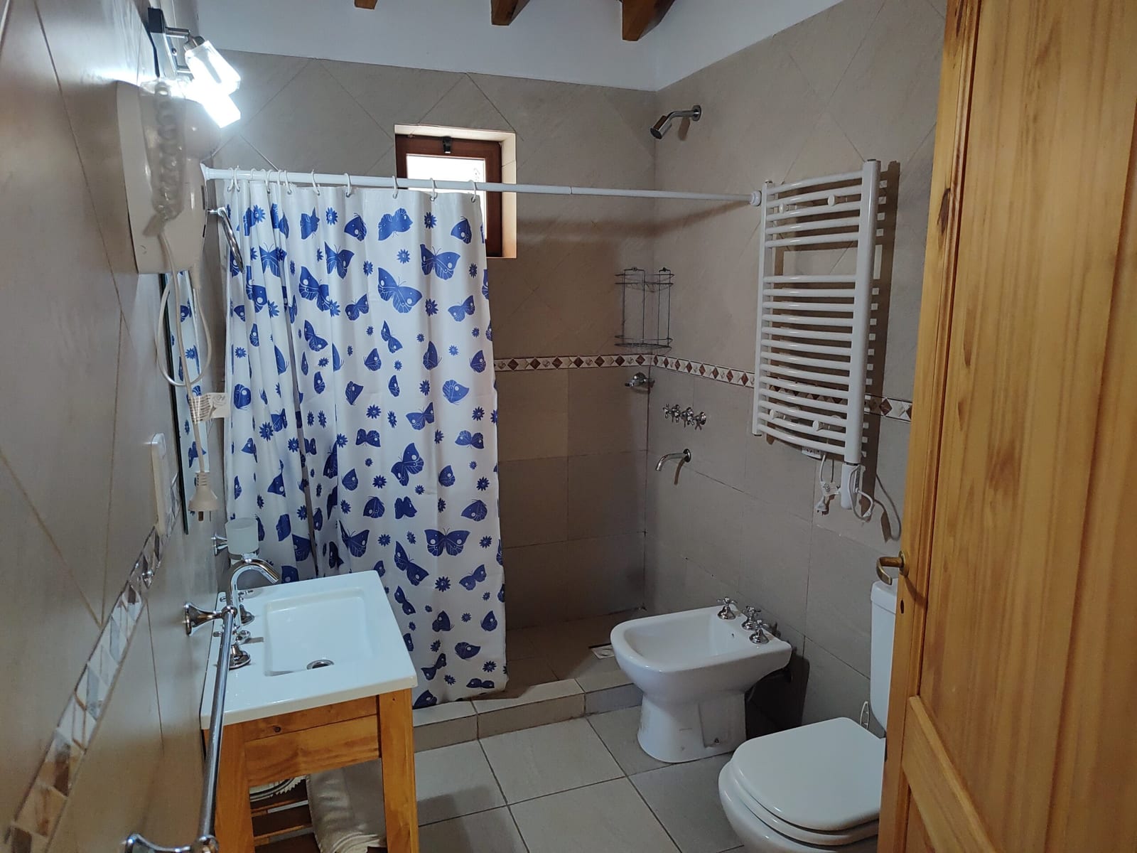Baño con ducha y cortina azul.