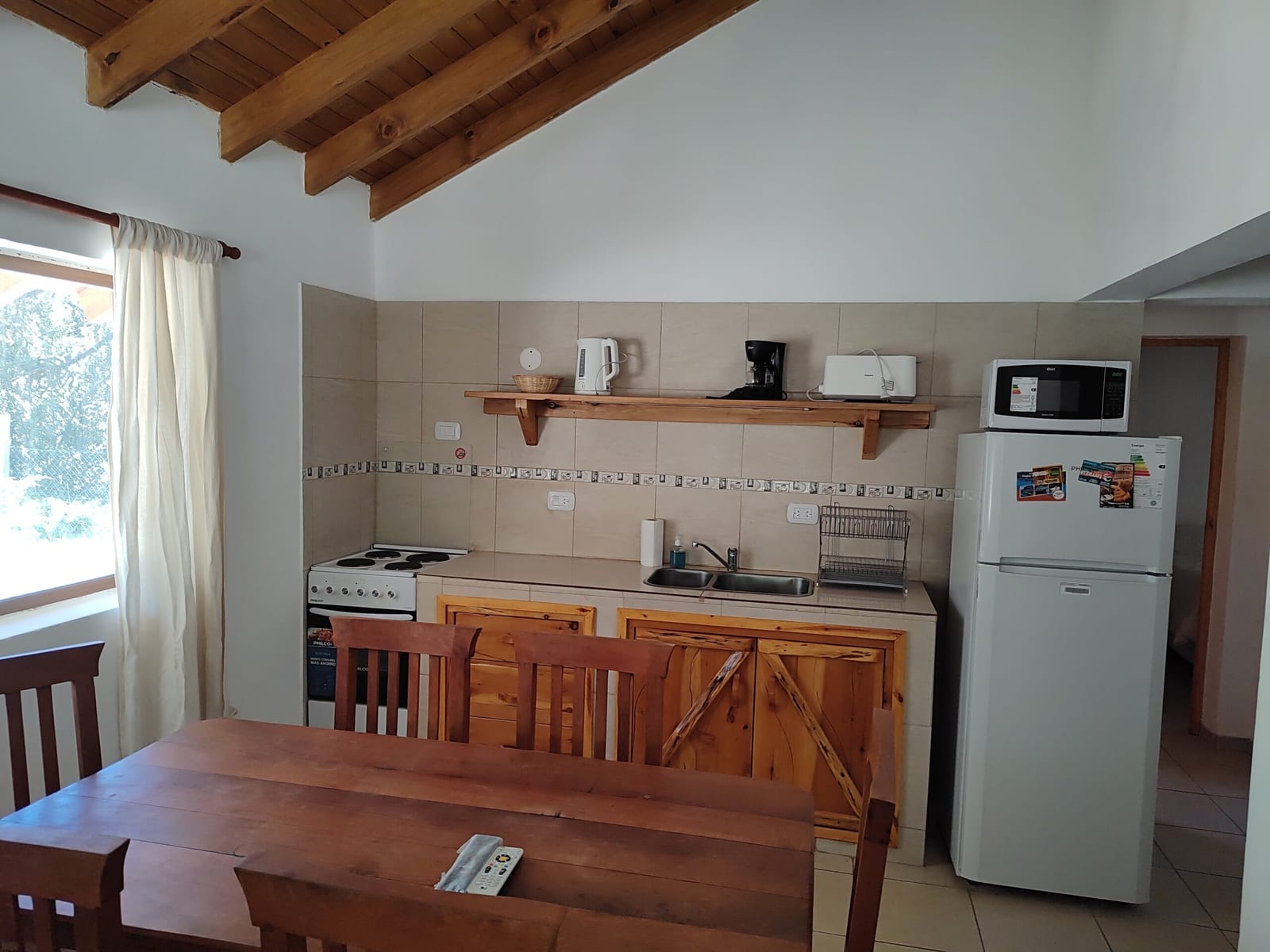 Cocina comedor con heladera.