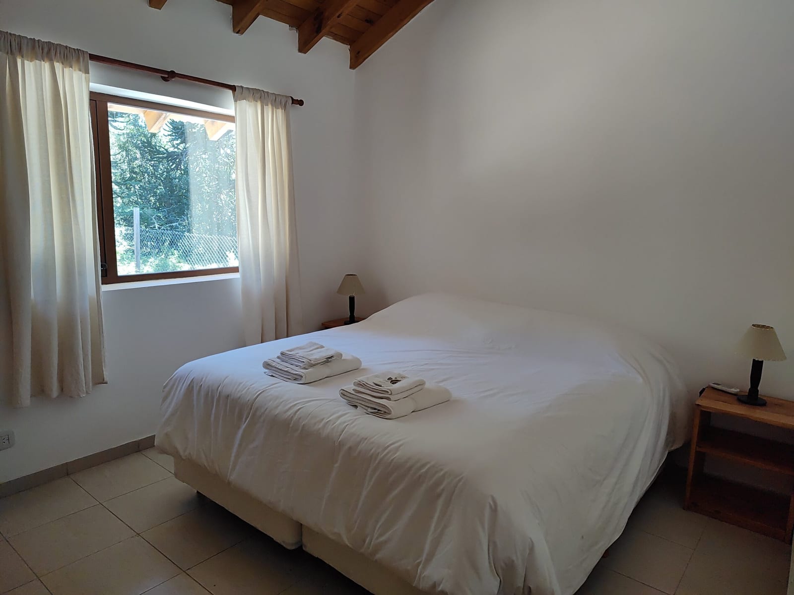 Dormitorio con cama doble.
