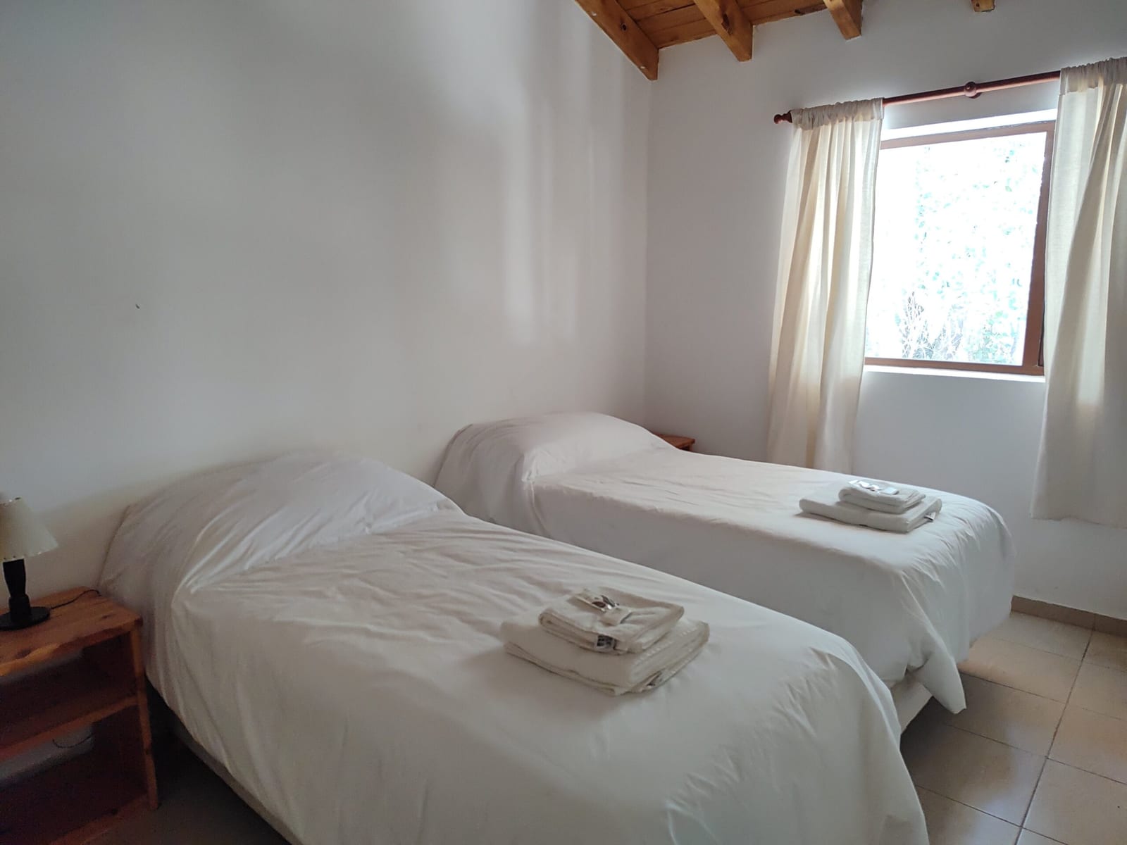 Dormitorio con dos camas individuales.