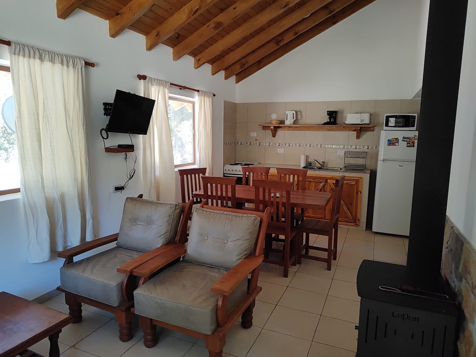 Living con dos sillones, integrado a la cocina comedor.