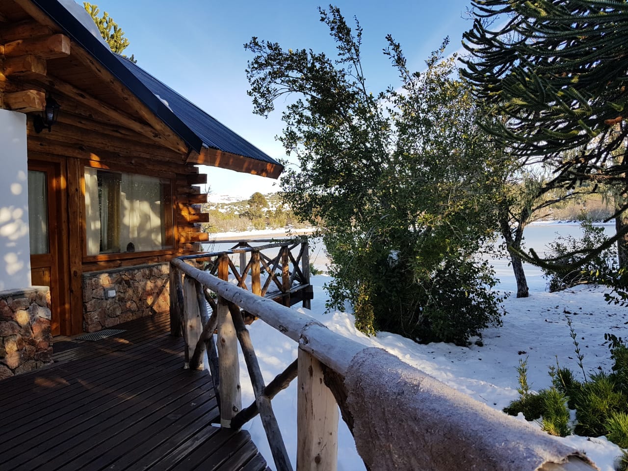 Balcón nevado con vista al lago.
