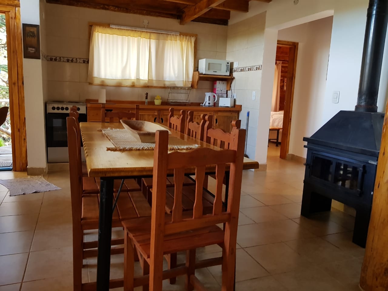 Cocina comedor con estufa a leña.