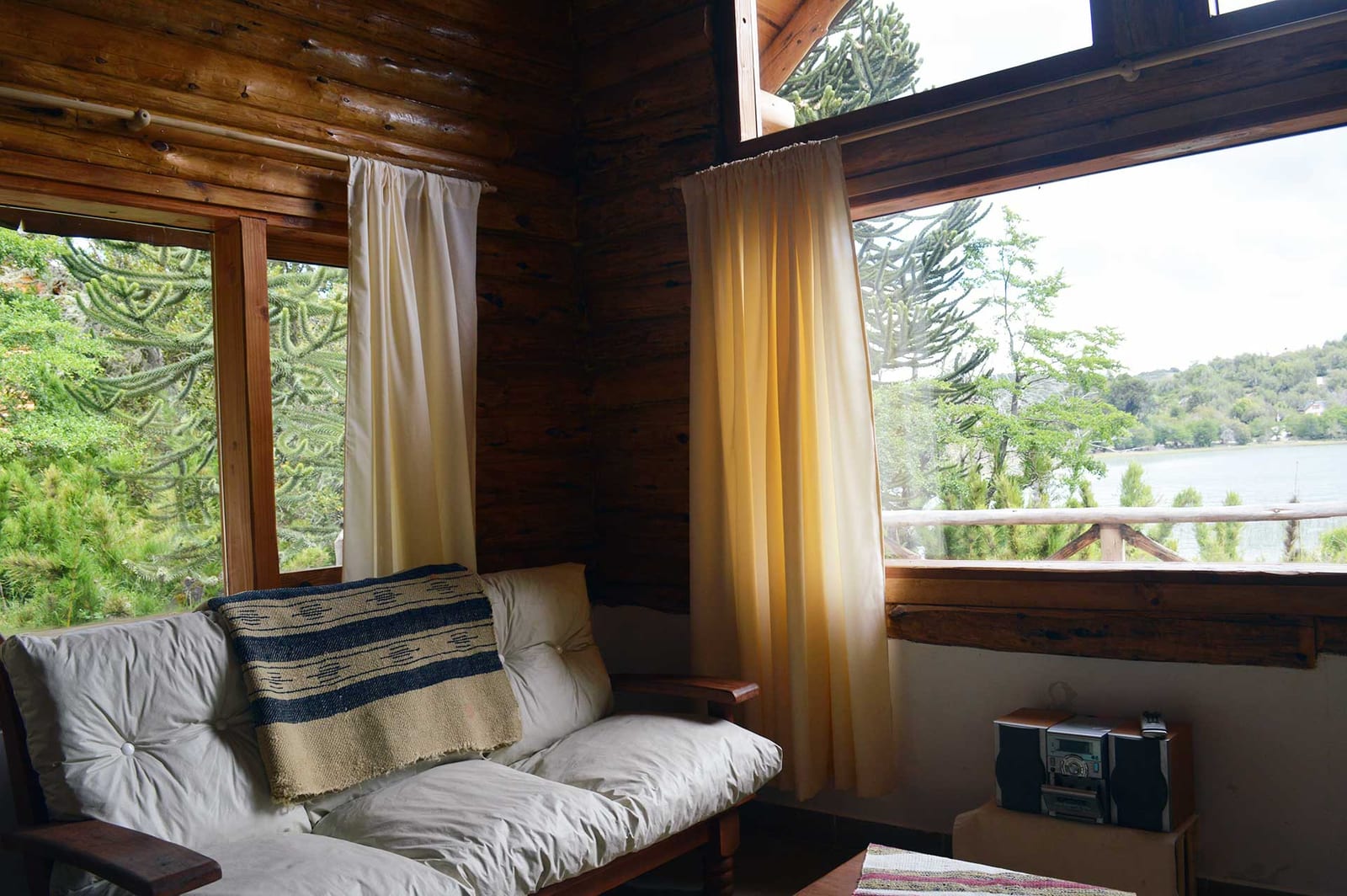 Sillón junto a una ventana con vista al lago.