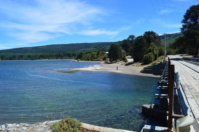 Playa del lago junto a una pasarela de madera